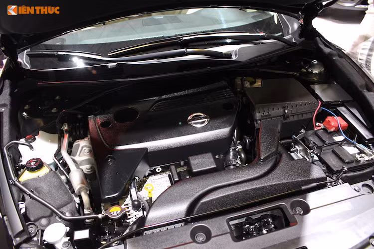 Tại thị trường Việt Nam, phiên bản Teana 2017 sẽ được phân phối với duy nhất một phiên bản động cơ 4 xi-lanh 2488 cc 4 xi-lanh thẳng hàng DOHC nạp khí tự nhiên, có công suất tối đa 180 mã lực và mô-men xoắn cực đại 243 Nm, kết hợp với hộp số vô cấp CVT và hệ dẫn động cầu trước.