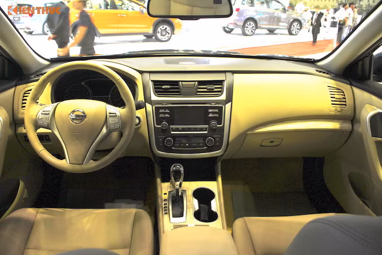 Trên bệ trung tâm của chiếc xe này, khay để cốc nay đã được thiết kế lại với khả năng để được những chiếc cốc có tay cầm. Nằm trên bảng điều khiển trung tâm của xe là hệ thống thông tin giải trí với màn hình màu 5 inch, có hỗ trợ kết nối Bluetooth. Tay lái của xe có thiết kế tương tự dòng SUV cao cấp Murano, điều chỉnh 4 hướng, có nút điều khiển âm thanh và sử dụng trợ lực thủy lực.