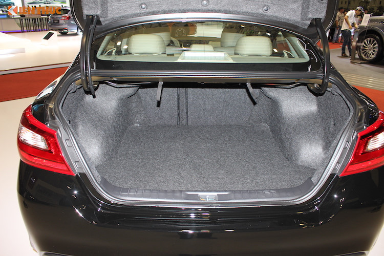 Teana phiên bản 2017 ngoài việc nâng cấp bên trong nội thất, nó sẽ vẫn sở hữu khoang hành lý có thể tích lên tới 436 lít. Với hàng ghế sau gập lưng được 40/60, thể tích của khoang hành lý có thể mở rộng khi cần thiết.