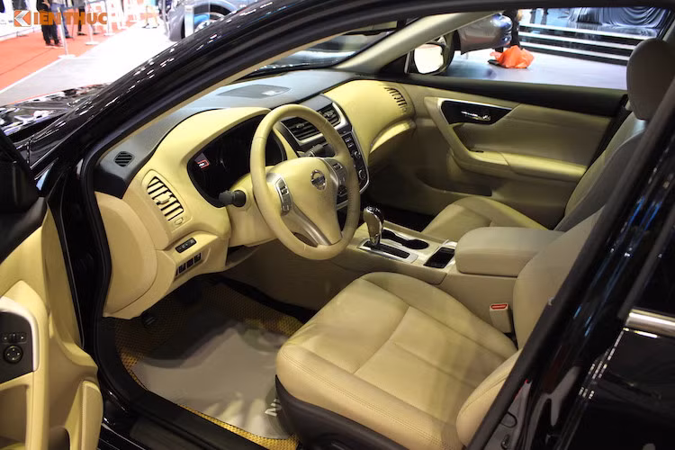 Teana mới sở hữu nội thất với hàng loạt các cải tiến. Các ghế ngồi của xe được ứng dụng công nghệ "không trọng lực" Zero Gravity, lấy cảm hứng từ nghiên cứu của Cơ quan hàng không vũ trụ Mỹ (NASA) về tư thế tối ưu của phi hành gia trong môi trường không trọng lực, giảm nhức mỏi khi ngồi trong xe quá lâu. Hàng ghế trước của xe đều có thể chỉnh điện, riêng ghế lái có thể điều chỉnh 8 hướng.