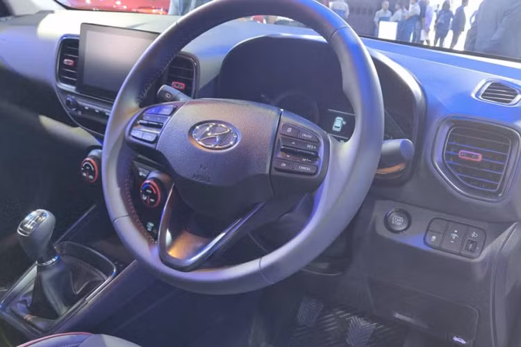 Bên trong, Hyundai Venue 2020 được trang bị ghế bọc nỉ và giả da, cửa sổ trời chỉnh điện, cửa gió điều hòa cho hàng ghế sau (chỉ có ở thị trường Ấn Độ), hệ thống lọc không khí, sạc điện thoại thông minh không dây, hệ thống thông tin giải trí với màn hình cảm ứng HD 8 inch, hỗ trợ Apple CarPlay/Android Auto và hệ thống âm thanh Arkamys.