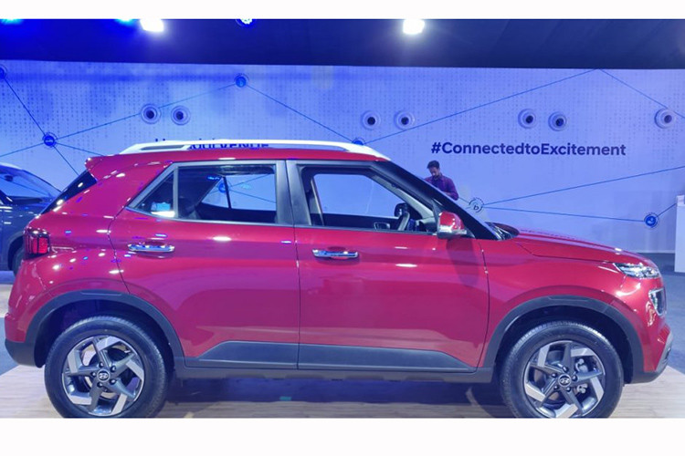 Được định vị thấp hơn "các đàn anh" là Creta và Kona, Hyundai Venue 2020 hoàn toàn mới sở hữu chiều dài 3.995 mm, rộng 1.770 mm, cao 1.605 mm, chiều dài cơ sở 2.500 mm và khoang hành lý có thể tích 350 lít.