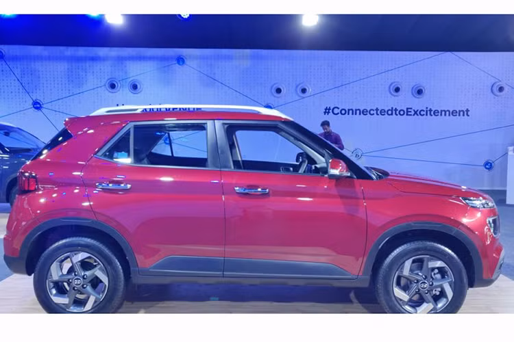 Được định vị thấp hơn "các đàn anh" là Creta và Kona, Hyundai Venue 2020 hoàn toàn mới sở hữu chiều dài 3.995 mm, rộng 1.770 mm, cao 1.605 mm, chiều dài cơ sở 2.500 mm và khoang hành lý có thể tích 350 lít.