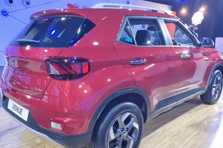 Về an toàn, Hyundai Venue 2020 tại thị trường Ấn Độ được trang bị khá đầy đủ với 2 túi khí trước, hệ thống chống bó cứng phanh ABS, phân bổ lực phanh điện tử EBD và cảm biến lùi. Những tính năng như túi khí rèm, túi khí bên, cân bằng điện tử, camera lùi và mở cửa không cần chìa khóa chỉ có trên bản cao cấp.