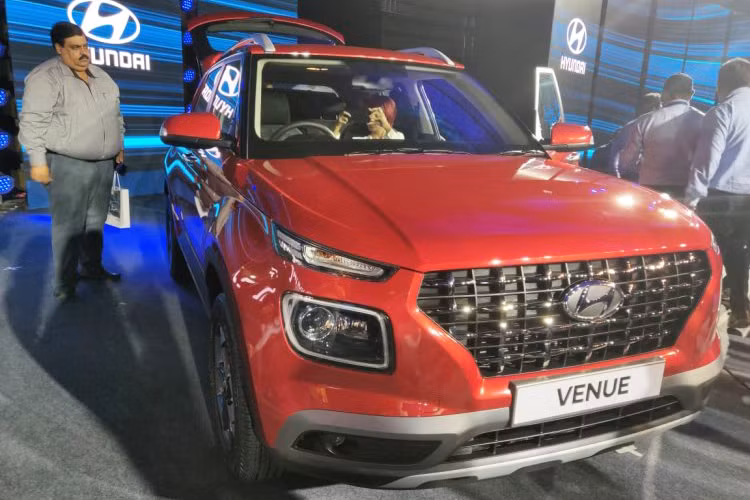  Hyundai Venue 2020 mới lần đầu tiên trình làng vào hồi giữa tháng 4 vừa qua. Đến nay, hãng Hyundai mới chính thức tung Venue 2020 ra thị trường Ấn Độ. Được định vị là mẫu SUV cỡ B giá rẻ tập trung chủ yếu vào thị trường Ấn Độ, Venue hoàn toàn mới được phát triển trong khoảng thời gian 4 năm và tiêu tốn số tiền đầu tư 100 triệu USD.