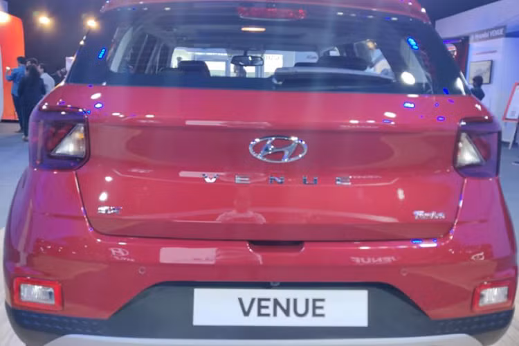 Đuôi xe được thiết kế theo phong cách năng động với cụm đèn hậu vuông vắn và nhỏ nhắn. Trên cửa cốp sau, bên dưới logo Hyundai còn có dòng chữ "Venue" như dấu hiệu nhận biết cho xe. Tương tự ở đầu xe, bên dưới cản sau cũng có tấm ốp gầm màu bạc, mang đến ngoại hình thể thao hơn. Đèn sương mù sau hình chữ nhật với viền phản quang màu đỏ.