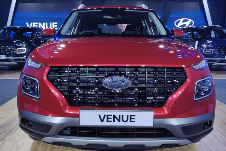 Bên ngoài, Hyundai Venue hoàn toàn mới sở hữu thiết kế như SUV truyền thống và không táo bạo bằng đàn anh Kona. Trên đầu xe, Venue 2020 cũng được trang bị lưới tản nhiệt Cascading Grille cỡ lớn và hệ thống đèn Composite Light đặc trưng của hãng xe ôtô Hyundai.