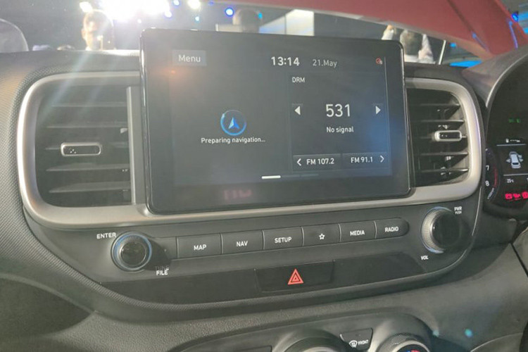 Nằm bên dưới nắp capô của Hyundai Venue 2020 là 3 tùy chọn động cơ khác nhau. Đầu tiên là động cơ xăng hút khí tự nhiên, dung tích 1,2 lít, sản sinh công suất tối đa 83 mã lực và mô-men xoắn cực đại 115 Nm, kết hợp với hộp số sàn 5 cấp.