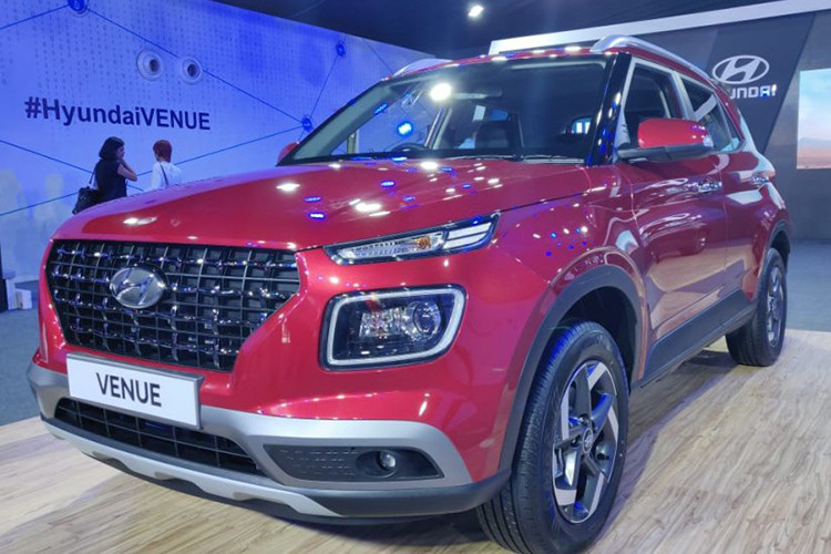 Khi mua Hyundai Venue 2020, khách hàng Ấn Độ có thể chọn các màu sơn ngoại thất như trắng bạc, đỏ, xanh dương, cam, xám và xanh lục. Giá xe Hyundai Venue mới bao gồm các phiên bản E, S, SX, SX (O) và SX+ sẽ dao động từ 650.000 đến 1.840.000 Rupee (tương đương khoảng 218 - 617 triệu đồng).