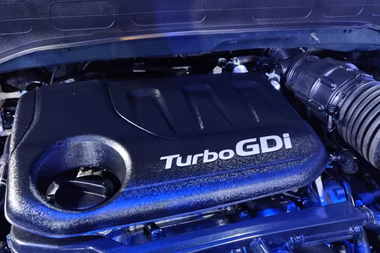 Theo Hyundai, động cơ xăng 1,2 lít tiêu thụ lượng nhiên liệu trung bình 17,52 km/lít (khoảng 5,7 lít/100 km) trong khi con số tương ứng của máy 1.0 lít là 18,27 km/lít (5,47 lít/100 km) nếu đi với số sàn và 18,15 km/lít (5,5 lít/100 km) nếu đi với hộp số DCT. Tiết kiệm nhiên liệu nhất là động cơ diesel với lượng tiêu thụ trung bình 23,7 km/lít (4,2 lít/100 km).