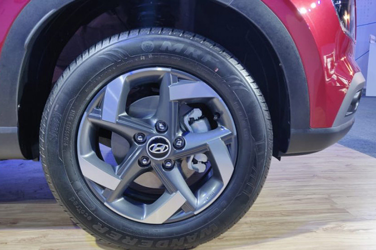 Phần sườn xe của Hyundai Venue 2020 lại gợi liên tưởng đến đàn anh Creta cũng đang bán ra tại Ấn Độ, được thể hiện qua những đường gân thẳng thớm. Ngoài ra, ở sườn xe còn xuất hiện hốc bánh nổi bật và bộ vành hợp kim đa chấu dạng zich zắc cỡ 16 inch khá ấn tượng.
