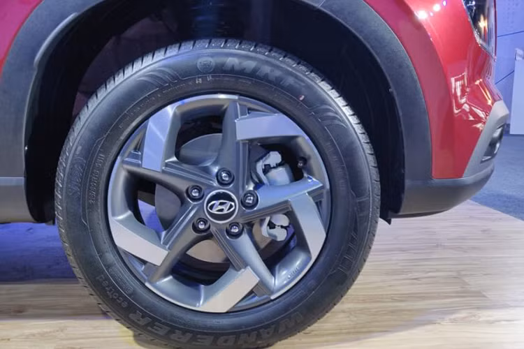 Phần sườn xe của Hyundai Venue 2020 lại gợi liên tưởng đến đàn anh Creta cũng đang bán ra tại Ấn Độ, được thể hiện qua những đường gân thẳng thớm. Ngoài ra, ở sườn xe còn xuất hiện hốc bánh nổi bật và bộ vành hợp kim đa chấu dạng zich zắc cỡ 16 inch khá ấn tượng.