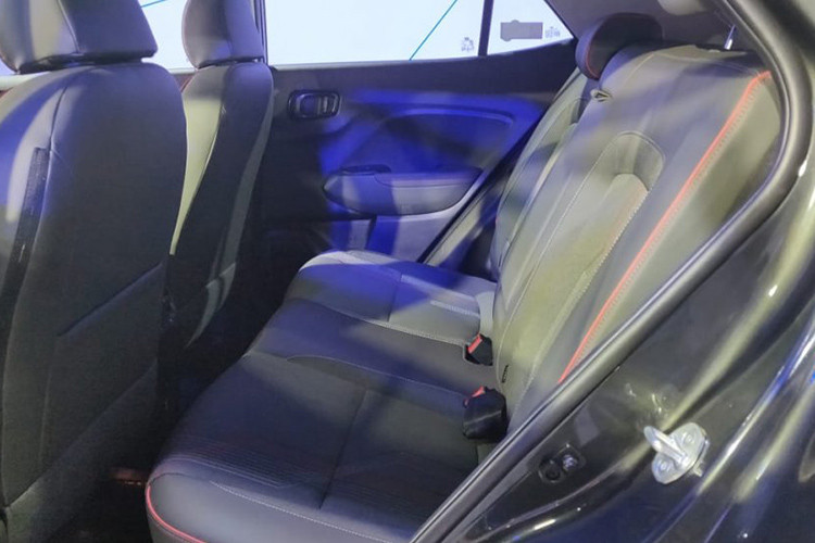 Tiếp theo sẽ là khối động cơ xăng tăng áp, dung tích 1.0 lít, công suất tối đa 120 mã lực và mô-men xoắn cực đại 172 Nm, hộp số sàn 6 cấp tiêu chuẩn hoặc tự động ly hợp kép 7 cấp DCT tùy chọn. Cao cấp nhất là động cơ diesel tăng áp, dung tích 1,4 lít với công suất tối đa 90 mã lực và mô-men xoắn cực đại 220 Nm, đi kèm hộp số sàn 6 cấp.