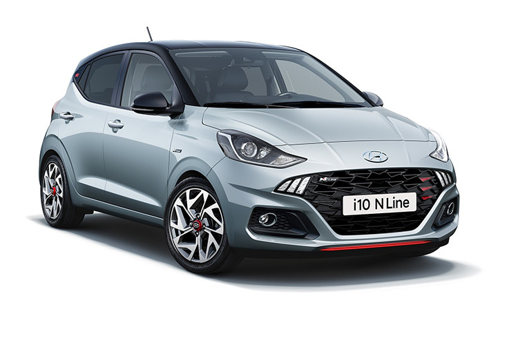 Phiên bản N Line của Hyundai i10 giá rẻ từng ra mắt năm ngoái có một số khác biệt về thiết kế ngoại thất. Mặt ca-lăng có thêm hai dải định vị đối xứng. Chất thể thao được nhấn mạnh từ những đường viền đỏ.