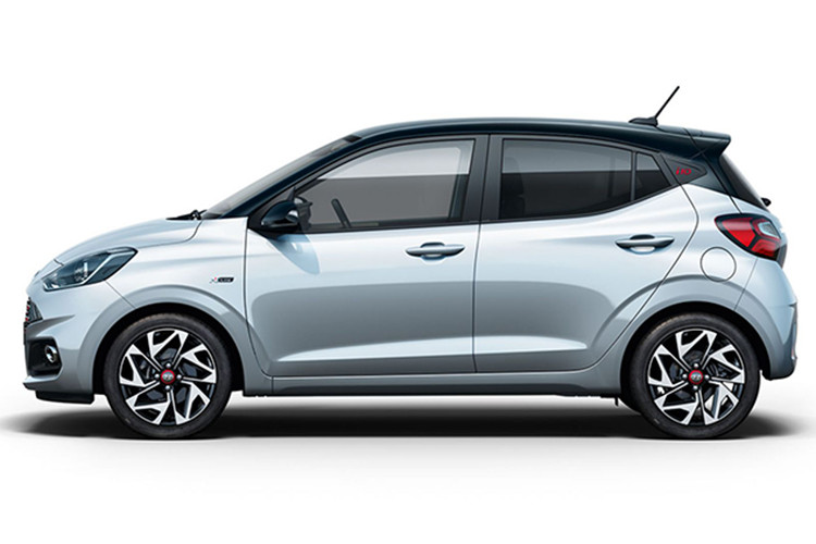 Kích thước Hyundai i10 N Line 2020 mới gần như không thay đổi so với bản tiêu chuẩn. Xe dài 3.675 mm, rộng 1.680 mm, cao 1.483 mm. Khoảng sáng gầm xe 152 mm. La-zăng 16 inch thể thao hơn, phần logo sơn đỏ.