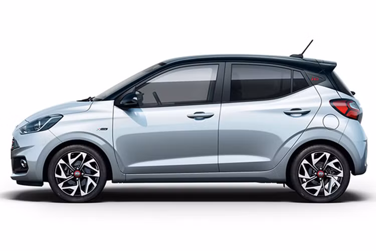 Kích thước Hyundai i10 N Line 2020 mới gần như không thay đổi so với bản tiêu chuẩn. Xe dài 3.675 mm, rộng 1.680 mm, cao 1.483 mm. Khoảng sáng gầm xe 152 mm. La-zăng 16 inch thể thao hơn, phần logo sơn đỏ.
