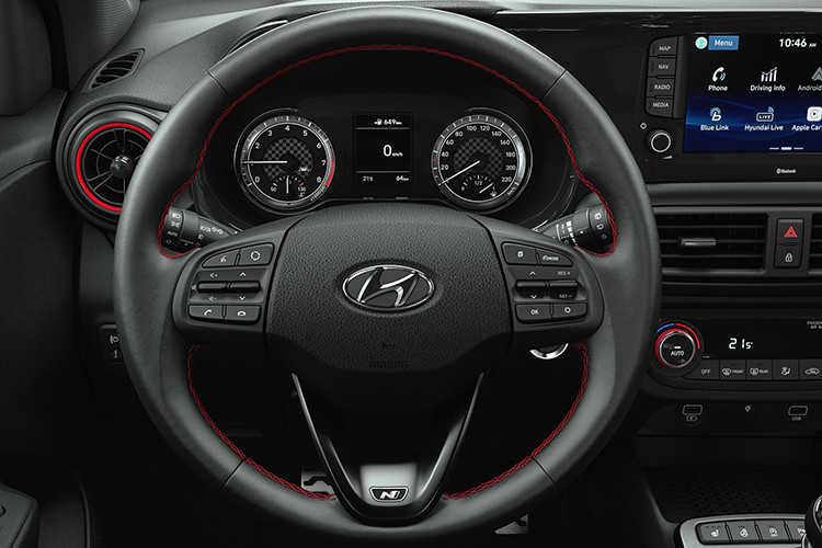 Về các trang bị, tiện nghi, Hyundai i10 N Line được trang bị đèn pha projector, đèn chiếu sáng ban ngày LED, đèn sương mù projector, đèn hậu LED, điều hòa tự động và sạc điện thoại không dây tiêu chuẩn.