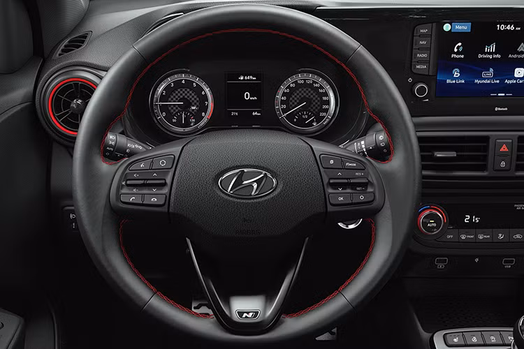 Về các trang bị, tiện nghi, Hyundai i10 N Line được trang bị đèn pha projector, đèn chiếu sáng ban ngày LED, đèn sương mù projector, đèn hậu LED, điều hòa tự động và sạc điện thoại không dây tiêu chuẩn.