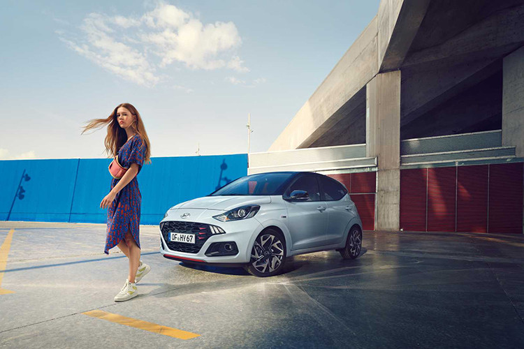 Tại châu Âu, Hyundai i10 N Line 2020 có 2 tùy chọn động cơ khác nhau. Thứ nhất là động cơ xăng T-GDI 3 xi lanh, tăng áp, dung tích 1.0 lít, sản sinh công suất tối đa 98 mã lực và mô men xoắn cực đại 171 Nm. Sức mạnh được truyền tới bánh trước thông qua hộp số sàn 5 cấp. Thứ hai là động cơ MPi 4 xi lanh, dung tích 1,2 lít với công suất tối đa 82 mã lực và mô men xoắn cực đại 118 Nm. Động cơ này kết hợp với hộp số sàn 5 cấp hoặc tự động 5 cấp.