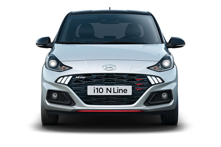Hyundai i10 N Line 2020 có cản trước thể thao và thiết kế lưới tản nhiệt phía trước khác biệt, trong khi các bánh xe hợp kim 16 inch có thiết kế độc quyền cho phiên bản này. Hai hốc hút gió chứa đèn sương mù có kích thước lớn. Chụp gương chiếu hậu và các chi tiết trụ, viền kính được sơn đen bóng. Điểm cuối của ô kính được gắn logo i10 màu đỏ bắt mắt. 