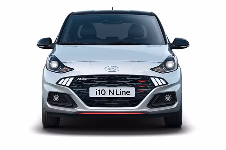 Hyundai i10 N Line 2020 có cản trước thể thao và thiết kế lưới tản nhiệt phía trước khác biệt, trong khi các bánh xe hợp kim 16 inch có thiết kế độc quyền cho phiên bản này. Hai hốc hút gió chứa đèn sương mù có kích thước lớn. Chụp gương chiếu hậu và các chi tiết trụ, viền kính được sơn đen bóng. Điểm cuối của ô kính được gắn logo i10 màu đỏ bắt mắt. 