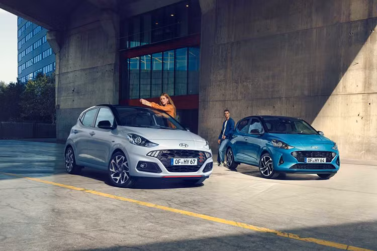 Hệ thống thông tin giải trí với màn hình cảm ứng 8 inch tích hợp tính năng điều hướng, camera lùi. Ngoài ra, người dùng có thể mua thêm hệ thống nhận diện biển báo giao thông và hệ thống viễn thông Bluelink vốn là một phần của gói tùy chọn giá 1.250 euro (khoảng 1.417 USD). Nếu mua thêm hết các tùy chọn, giá xe Hyundai i10 N Line sẽ có giá bán là 19.800 euro (khoảng 22.460 USD - tương đương hơn 521 triệu đồng).