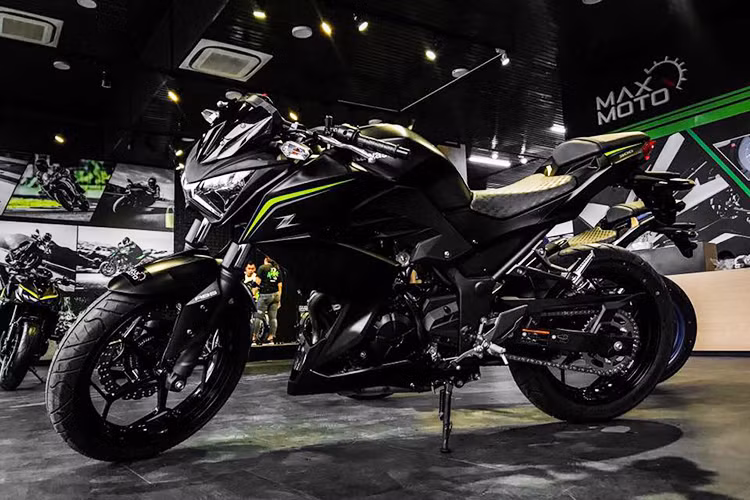 Tại thị trường Việt Nam, Kawasaki Z300 ABS 2018 sẽ được phân phối chính hãng với mức giá 129 đến 133 triệu đồng tuỳ từng phiên bản màu sắc khác nhau, tại các đại lý Kawasaki chính hãng trên cả nước. Như vậy, so với phien bản cũa 2017, mẫu xe này cũng đã giảm tới 10 triệu đồng.