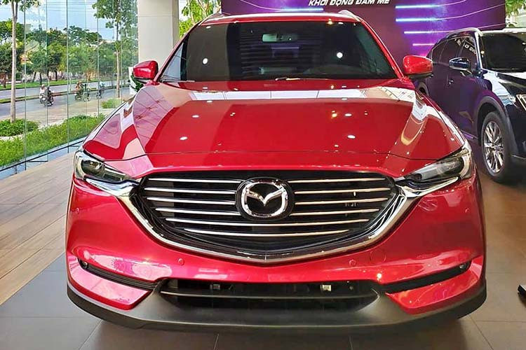 Là một mẫu xe SUV cỡ lớn, hệ thống camera 360 độ cũng được trang bị. Mazda CX-8 trang bị màn hình hiển thị thông tin hỗ trợ lái xe chủ động, hỗ trợ người lái tập trung lái xe an toàn. Không chỉ Mazda CX-8, một trong những “con át chủ bài” của Thaco là New Mazda CX-5 cũng đang được ưu đãi cao nhất trong năm lên đến 50 triệu cho phiên bản 2.0 Luxury, 40 triệu đối với phiên bản 2.0 Deluxe và 2.0 Premium.