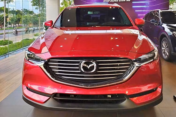 Là một mẫu xe SUV cỡ lớn, hệ thống camera 360 độ cũng được trang bị. Mazda CX-8 trang bị màn hình hiển thị thông tin hỗ trợ lái xe chủ động, hỗ trợ người lái tập trung lái xe an toàn. Không chỉ Mazda CX-8, một trong những “con át chủ bài” của Thaco là New Mazda CX-5 cũng đang được ưu đãi cao nhất trong năm lên đến 50 triệu cho phiên bản 2.0 Luxury, 40 triệu đối với phiên bản 2.0 Deluxe và 2.0 Premium.