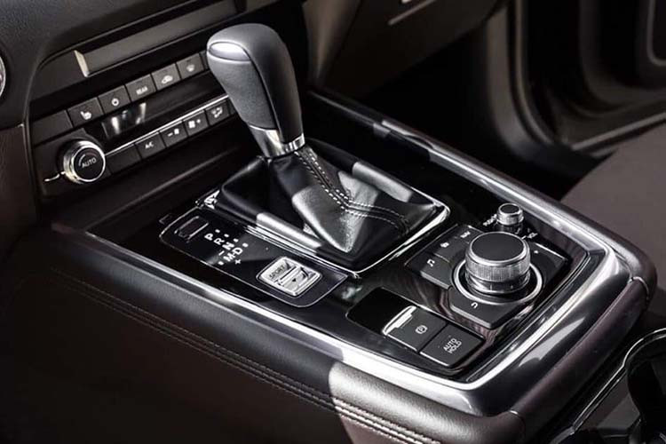 Mazda đã phát triển thiết kế ghế ngồi mới hỗ trợ 4 điểm trọng yếu trên cơ thể, mang lại tư thế ngồi lý tưởng, giảm mệt mỏi cho những hành trình dài. Nười ngồi trong xe sẽ dễ dàng giữ được cảm giác cân bằng, áp lực cũng được phân bổ đều lên ghế ngồi trên 3 hàng ghế. Để đảm bảo cho việc lên xuống hàng ghế thứ 3 được dễ dàng, góc mở rộng của cánh cửa sau đã được tăng lên đến 80 độ.