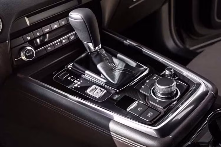 Mazda đã phát triển thiết kế ghế ngồi mới hỗ trợ 4 điểm trọng yếu trên cơ thể, mang lại tư thế ngồi lý tưởng, giảm mệt mỏi cho những hành trình dài. Nười ngồi trong xe sẽ dễ dàng giữ được cảm giác cân bằng, áp lực cũng được phân bổ đều lên ghế ngồi trên 3 hàng ghế. Để đảm bảo cho việc lên xuống hàng ghế thứ 3 được dễ dàng, góc mở rộng của cánh cửa sau đã được tăng lên đến 80 độ.