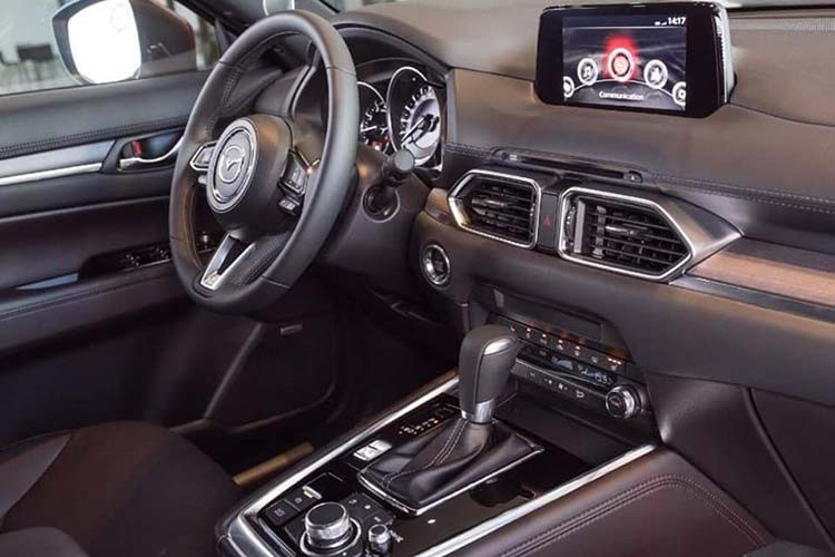 Mazda CX-8 có thân xe và khung xe được tích hợp, có độ cứng vững cao, chống vặn xoắn, sử dụng chung thân với xe Mazda CX-9. Dựa trên thân xe Monocoque có độ cứng vững cao, độ cứng của hệ thống lái, hệ thống treo và cấu trúc của ghế ngồi được tối ưu hóa. Mazda CX-8 cũng áp dụng thiết kế giảm xóc mới cho hệ thống treo và cải tiến hệ thống kiểm soát gia tốc GVC tốt hơn. 