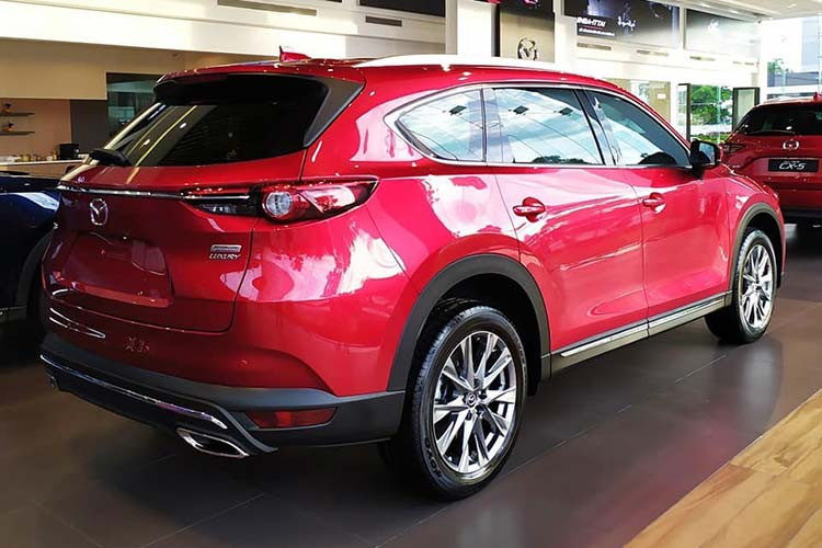 Theo đó, giá xe Mazda CX-8 2.5 Premium (1 cầu) bán ra trong tháng 12/2019 hiện chỉ còn 1,249 tỷ đồng, trong khi Mazda CX-8 2.5 Premium AWD (2 cầu) là 1,299 tỷ đồng. Bên cạnh đó, phiên bản 2.5 Luxury cũng được giảm giá trực tiếp 50 triệu đồng xuống còn 1,149 tỷ đồng.