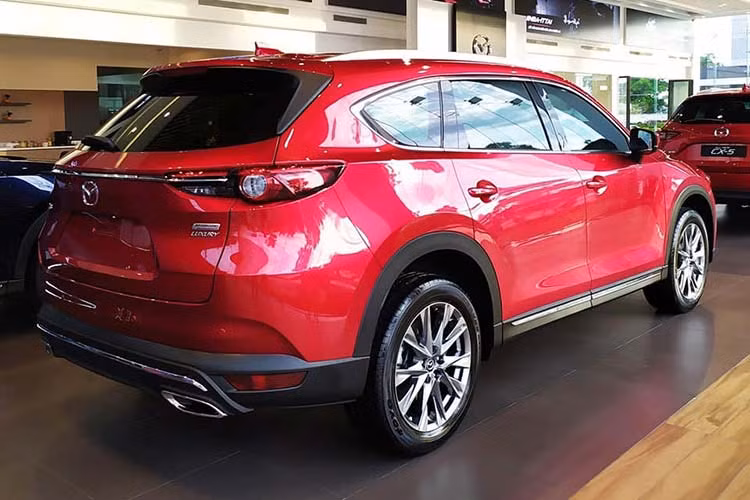 Theo đó, giá xe Mazda CX-8 2.5 Premium (1 cầu) bán ra trong tháng 12/2019 hiện chỉ còn 1,249 tỷ đồng, trong khi Mazda CX-8 2.5 Premium AWD (2 cầu) là 1,299 tỷ đồng. Bên cạnh đó, phiên bản 2.5 Luxury cũng được giảm giá trực tiếp 50 triệu đồng xuống còn 1,149 tỷ đồng.