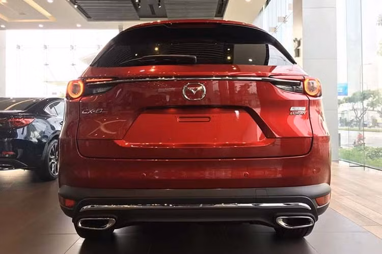 Mazda CX-8 trang bị hệ thống điều hòa 3 vùng độc lập. Và hệ thống tạo luồng không khí lạnh 2 tầng, giúp cho khoang nội thất luôn duy trì sự trong lành và dễ chịu. Về hệ thống an toàn, Mazda CX-8 là mẫu xe được trang bị hệ thống an toàn i-ACTIVSENSE bao gồm 3 hệ thống hỗ trợ người lái, 3 hệ thống lưu ý người lái, đặc biệt là 3 hệ thống cảnh báo và hỗ trợ phanh khẩn cấp mới được áp dụng.