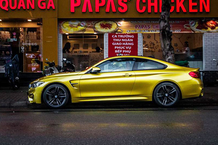 Xe thể thao BMW M4 chính là chiếc coupe hiệu suất cao của hãng xe Đức được đơn vị M-Performance đảm nhiệm sản xuất tương tự phân nhánh AMG của Mercedes-Benz. M4 coupe được xem là đối thủ cạnh tranh trực tiếp với "người đồng hương" Mercedes-AMG C63 S coupe.