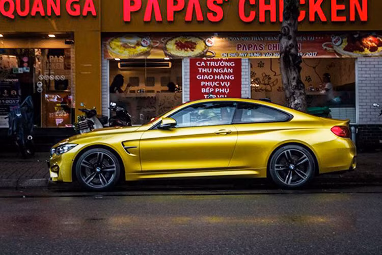 Xe thể thao BMW M4 chính là chiếc coupe hiệu suất cao của hãng xe Đức được đơn vị M-Performance đảm nhiệm sản xuất tương tự phân nhánh AMG của Mercedes-Benz. M4 coupe được xem là đối thủ cạnh tranh trực tiếp với "người đồng hương" Mercedes-AMG C63 S coupe.