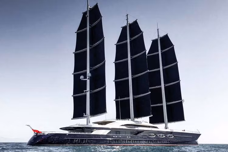 Sự thay đổi lớn nhất và ấn tượng nhất là việc bổ sung ba cột buồm carbon cao 70 mét cho hệ thống DynaRig. Các cột buồm này có thể xoay tròn, đưa các cánh buồm lại gần nhau đến mức không còn khoảng cách tồn tại giữa chúng. Điều này cho phép chúng hoạt động như một cái cánh đơn nhất, và đổi lại là tăng thêm tốc độ cho con thuyền.