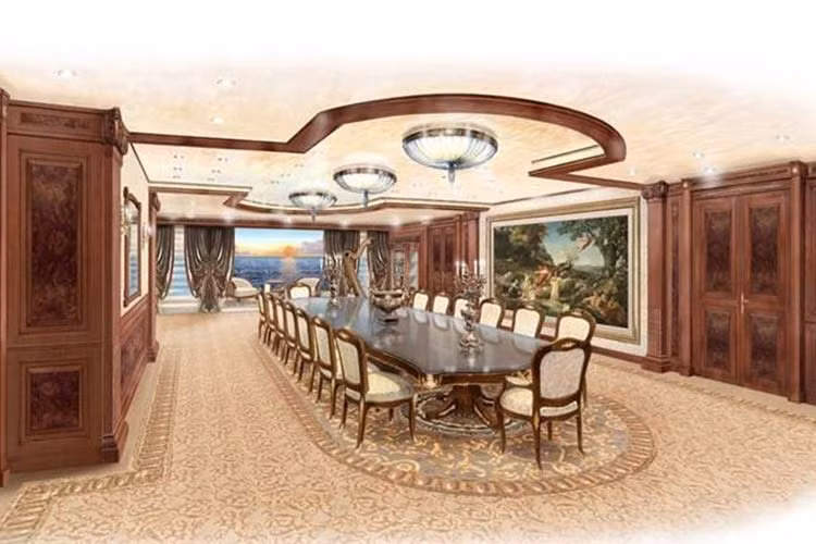 Black Pearl có thân tàu bằng thép và cấu trúc phần trên bằng nhôm, và cung cấp chỗ ở cho 12 khách trong 5 phòng: một phòng “master suite”, 2 phòng VIP và 2 phòng đôi. Không có nhiều thông tin chi tiết về bố cục nội thất, nhưng được biết nó là sản phẩm của nhà thiết kế Valentina Zannier và kiến trúc sư Gerard Villate, và được truyền cảm hứng bởi Louis XIV, vị vua cuối cùng của Pháp.