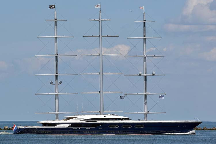 Một số báo cáo trên internet cho biết rằng một trong những giai đoạn dài nhất trong toàn bộ quá trình sáng tạo đằng sau Black Pearl là nghiên cứu nội thất, vì Zannier và Villate muốn có được cảm giác thời kỳ chuẩn xác dành cho siêu du thuyền này. Giá tàu Black Pearl được Oceanco chào bán tới 200 triệu USD.