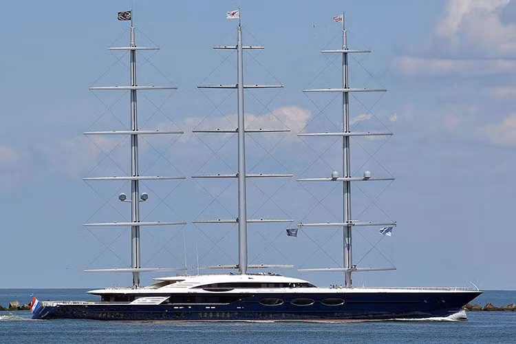 Một số báo cáo trên internet cho biết rằng một trong những giai đoạn dài nhất trong toàn bộ quá trình sáng tạo đằng sau Black Pearl là nghiên cứu nội thất, vì Zannier và Villate muốn có được cảm giác thời kỳ chuẩn xác dành cho siêu du thuyền này. Giá tàu Black Pearl được Oceanco chào bán tới 200 triệu USD.