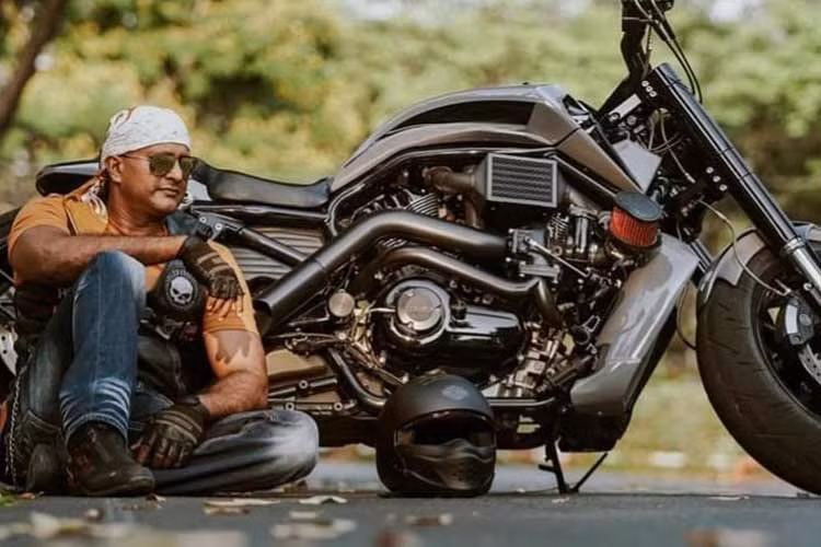 Raj Navindra - Mr.Monster yeu Viet Nam va moto phan khoi lon-Hinh-2