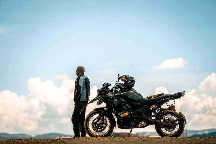 Raj Navindra - Mr.Monster yeu Viet Nam va moto phan khoi lon-Hinh-9