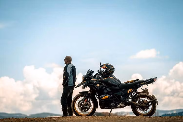 Raj Navindra - Mr.Monster yeu Viet Nam va moto phan khoi lon-Hinh-9