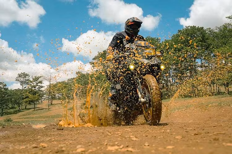 Raj Navindra - Mr.Monster yeu Viet Nam va moto phan khoi lon-Hinh-6