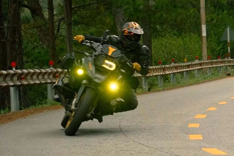 Raj Navindra - Mr.Monster yeu Viet Nam va moto phan khoi lon-Hinh-5