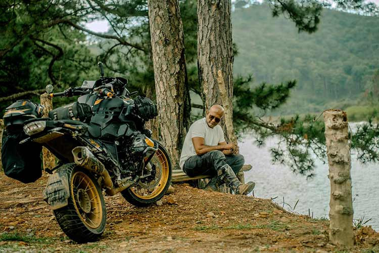 Raj Navindra - Mr.Monster yeu Viet Nam va moto phan khoi lon-Hinh-8