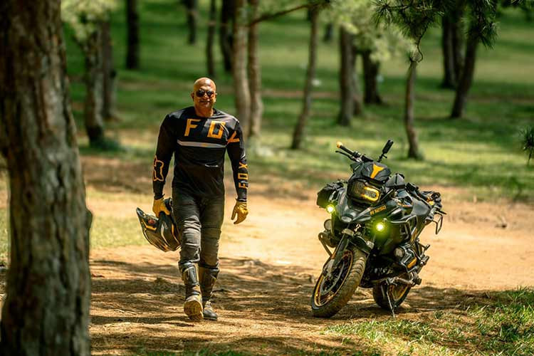 Raj Navindra - Mr.Monster yeu Viet Nam va moto phan khoi lon-Hinh-3