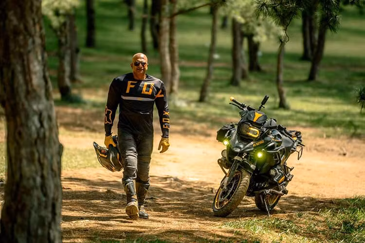 Raj Navindra - Mr.Monster yeu Viet Nam va moto phan khoi lon-Hinh-3