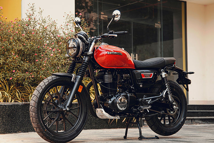 Tiếp nối sự thành công của Honda CB350 H'ness ra mắt năm 2021 tại Ấn Độ, Honda tiếp tục cho ra thêm dòng xe CB350RS mới đậm chất thể thao Retro Sport, với mong muốn sẽ lắp đầy phân khúc cho tính đồ yêu xe Moto dạng gầm cao. Honda CB350 RS 2022 mới hứa hẹn đây sẽ là chiếc moto tầm trung được nhiều giới chơi xe thể thao cổ điển ưa chuộng.